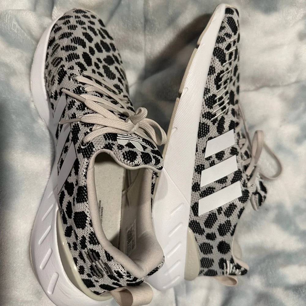 Adidas Women's 8.5/ kids 7 Leopard Print slide on Sneakers worn once b & w - Picture 4 of 10